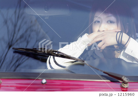 ハンドルを握るボーイッシュな女のコ。楽しいドライブ。 1215960