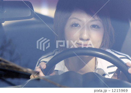 ハンドルを握るボーイッシュな女のコ。楽しいドライブ。 ハンドルを握るボーイッシュな女のコ。楽しいドライブ。 1215969