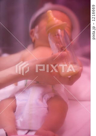 ミルクを飲む新生児 ミルクを飲む新生児 1216669
