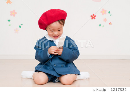 ケータイでメールをする男の子 1217322