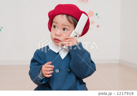 ケータイで電話をする男の子 1217919