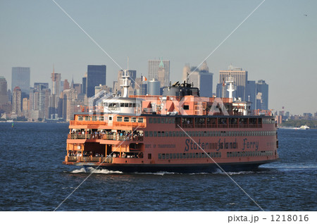 夕日を浴びるフェリー 1218016