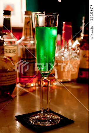 汗をかいたカクテルグラス スカイダイビングの写真素材 汗をかいたカクテルグラス スカイダイビングの写真素材