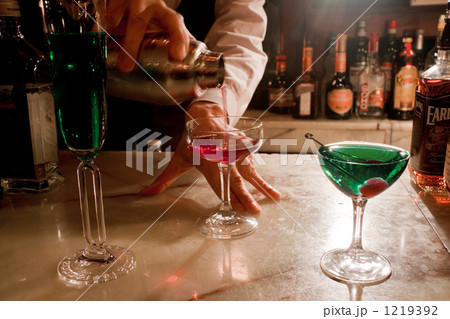 注がれるカクテル 注がれるカクテル 1219392
