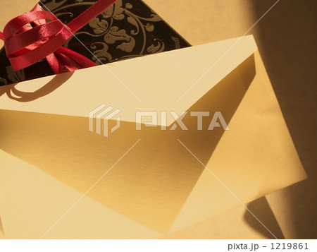 菱形小箱の贈り物の上に封筒のメッセージ 1219861