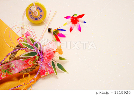 金色と和紙背景の正月飾り　リースしめ縄　２ 1219926