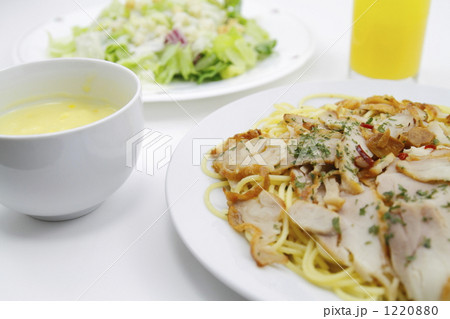 パスタとサラダ 1220880