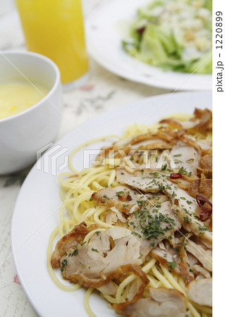 パスタとサラダ 1220899