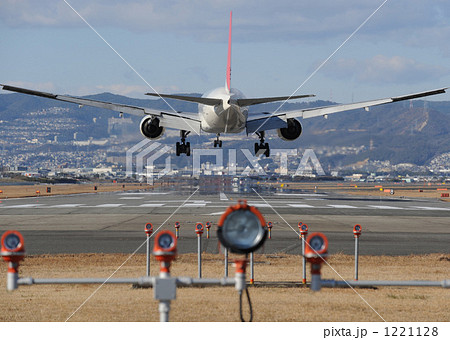 伊丹空港への飛行機着陸 1221128