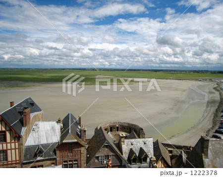 島内から見たモンサンミッシェルの町並みと広がる干潟 島内から見たモンサンミッシェルの町並みと広がる干潟 1222378
