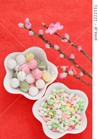 赤い和紙上の雛あられと桃の花 1222531