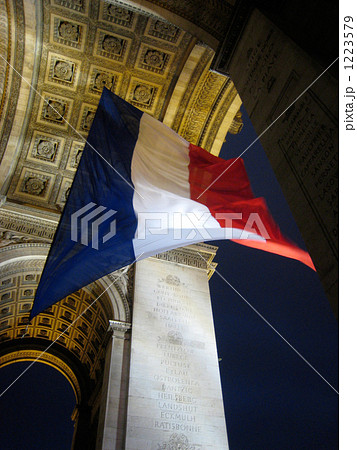 エトワール凱旋門に旗めくトリコロール エトワール凱旋門に旗めくトリコロール 1223579