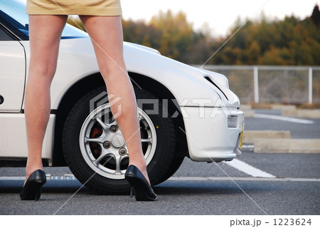 スポーツカーと女性の足 1223624
