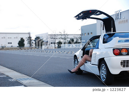 スポーツカーと女性の足 1223627