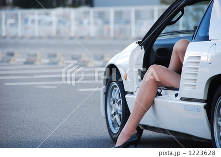 スポーツカーと女性の足 1223628