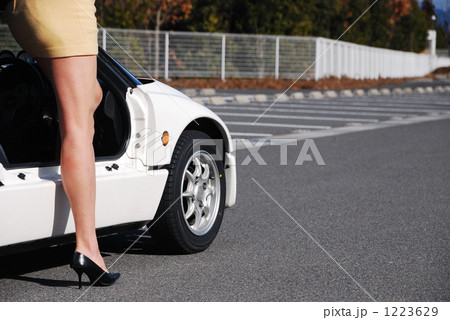 スポーツカーと女性の足 1223629