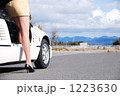 スポーツカーと女性の足 1223630
