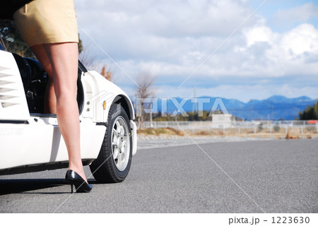 スポーツカーと女性の足 1223630