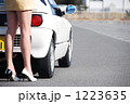 スポーツカーと女性の足 1223635