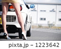 スポーツカーと女性の足 1223642