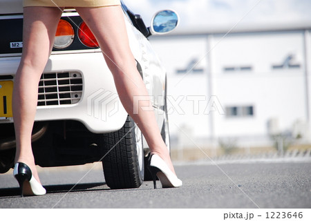 スポーツカーと女性の足 1223646