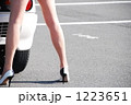 スポーツカーと女性の足 1223651