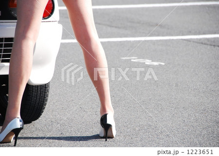 スポーツカーと女性の足 1223651