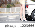スポーツカーと女性の足 1223666