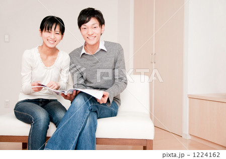 雑誌を読むカップル 雑誌を読むカップル 1224162