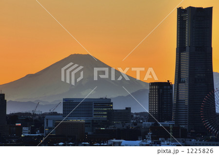 快晴の中の富士山が綺麗に見える横浜の夕景イメージ 1225826