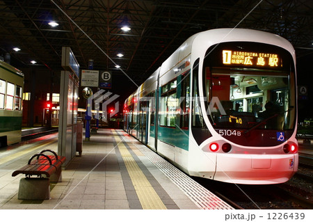 夜の広島港電停 1226439