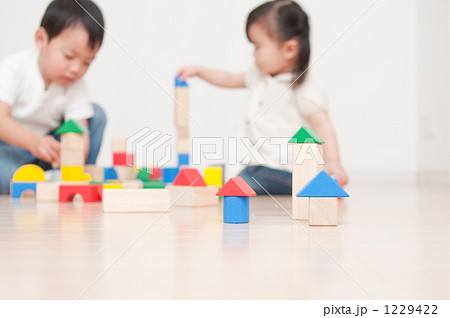 積み木の家と子供たちの写真素材