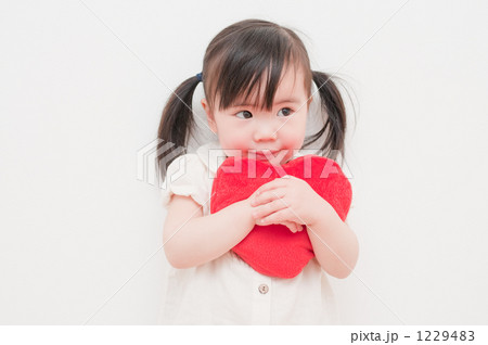 ハートを持つ女の子 1229483