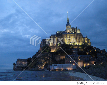 ライトアップされたモンサンミッシェル夜景 1230655