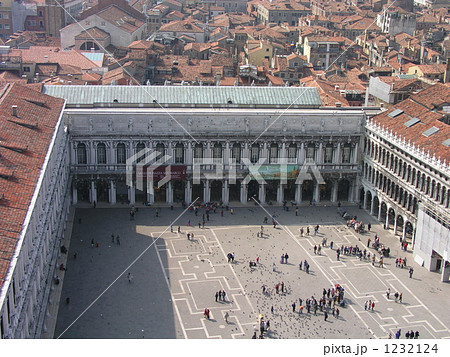 ベネチアのサンマルコ広場 1232124