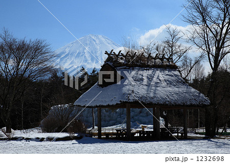 雪景色の茅葺き屋根 1232698