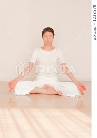 ヨガをする女性 1233579
