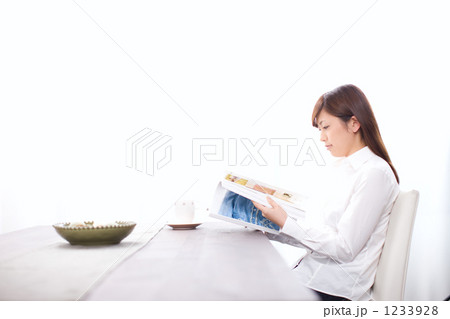 雑誌を読む若い女性 1233928