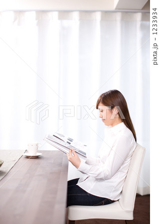 雑誌を読む若い女性 雑誌を読む若い女性 1233934