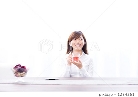 ハーブティを飲む若い女性 ハーブティを飲む若い女性 1234261