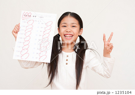 100点のテストを見せる女の子 1235104