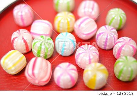 ひな祭りの手まり風飴菓子 の写真素材
