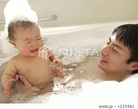 優香ちゃんお父さんとお風呂楽しいよなぁの写真素材
