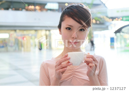 コーヒーを飲む女性 1237127