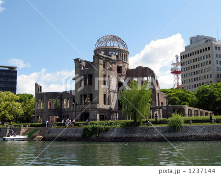新緑のころの広島の原爆ドーム。川辺の青柳が風に揺れる 1237144