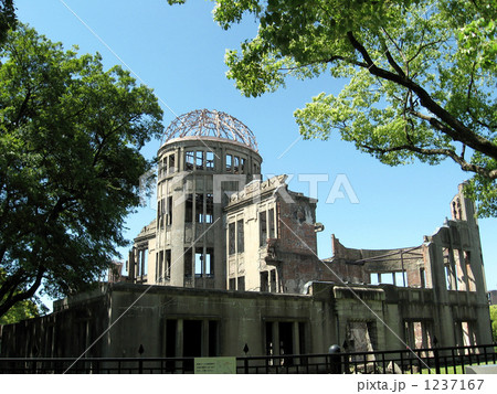 新緑のころの広島の原爆ドーム。青空にドームが対照的 1237167