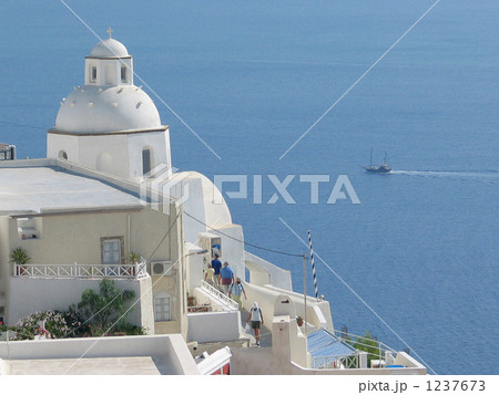 サントリーニの白い教会のあるエーゲの風景 1237673