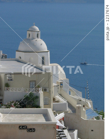 サントリーニの白い教会のあるエーゲの風景 1237674