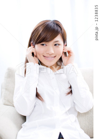 イヤホンで音楽を聴く若い女性 イヤホンで音楽を聴く若い女性 1238835