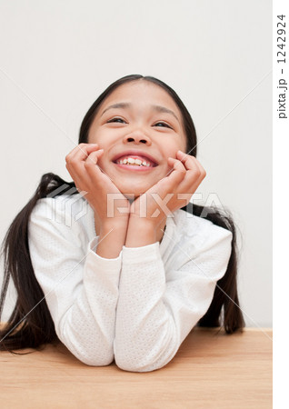 楽しい考え事をする小学生 1242924